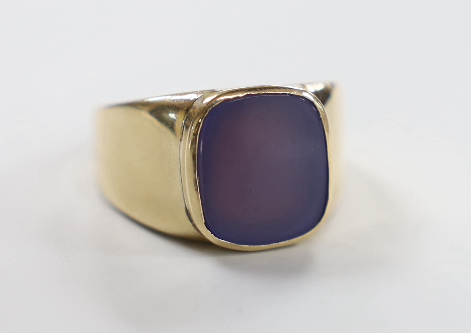 A modern 9ct gold and chalcedony set signet ring, size R, gross weight 15.8 grams.